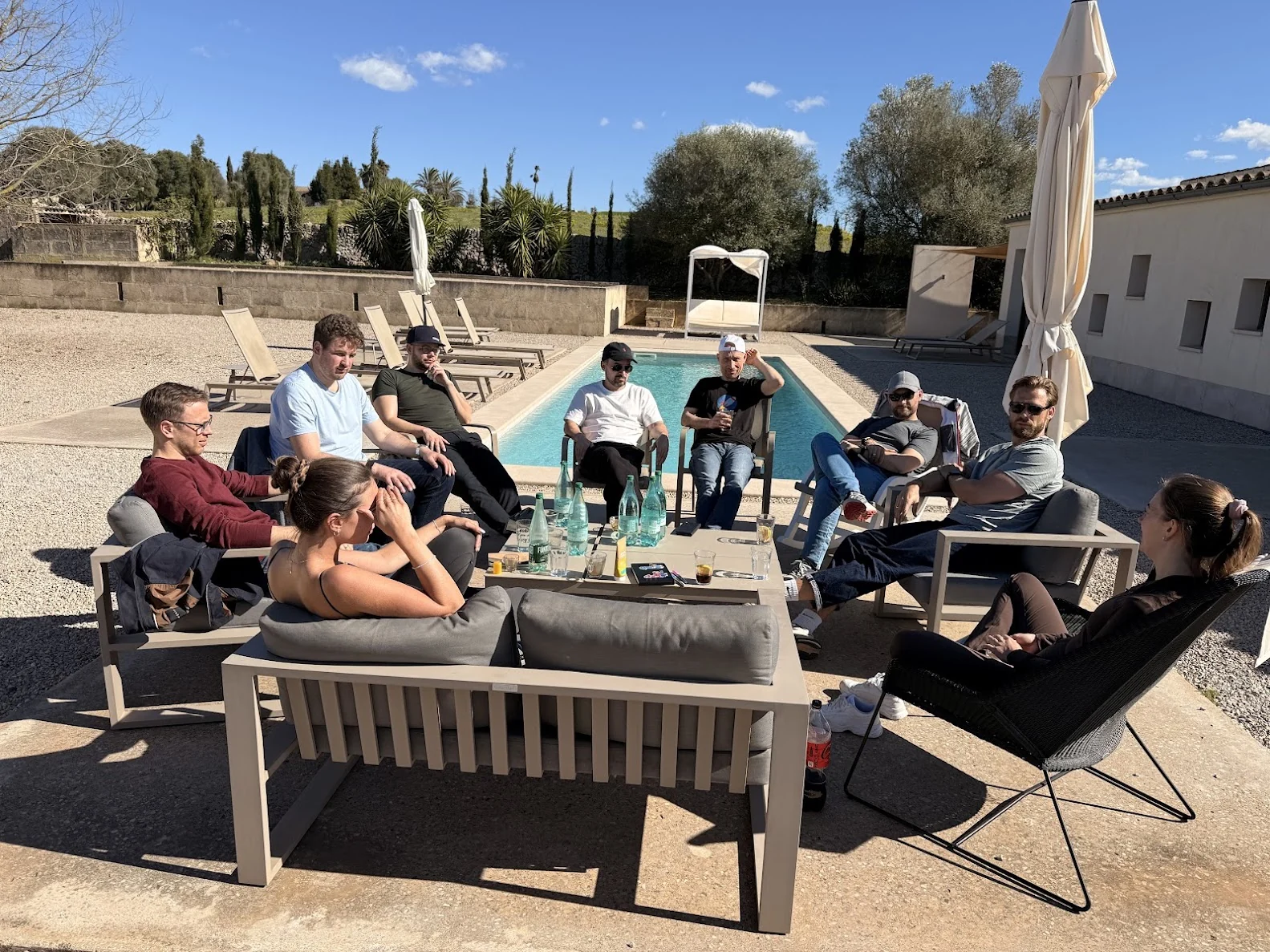 Zehn Founder im Gesprächskreis am Pool der Finca