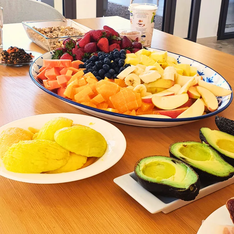 Frisch aufgeschnittenes Obst vom Koch