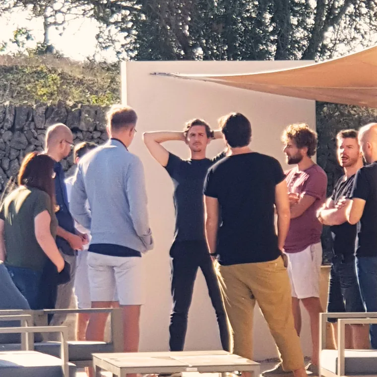 Zwei Founder im Gespräch auf der Terrasse