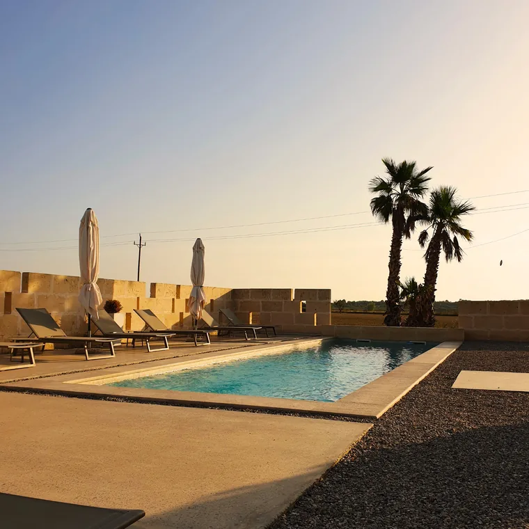 Der Pool der Finca bei Sonnenuntergang
