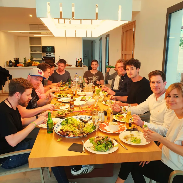 Teilnehmer beim gemeinsamen Essen an der langen Tafel